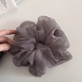 Primer plano de un coletero de tul gris púrpura perlado con textura de organza en capas - Gris humo