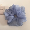 Detalle de coletero XXL de organza azul claro perlado con textura suave y plisada - Azul