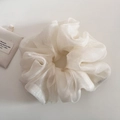 Detalle de coletero de organza blanca con brillo perlado y textura plisada - Beige