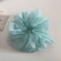Détail de la texture d'un chouchou en organza bleu clair avec un fini nacré doux - Vert menthe