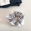Détail du chouchou à rayures bleues et blanches avec une bordure en dentelle brodée - Modèle Dentelle Rayée Noire