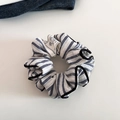 Détail d'un chouchou à rayures bleues et blanches avec bordure dentelle et étiquette - Modèle Bordé Rayé Noir