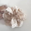 Eleganter elfenbeinweißer übergroßer Spitzen-Scrunchie mit feinen Blumenstickereien - 3# Beige (Elfenbeινweiß)