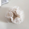Detailansicht eines Haargummis aus Organza mit Falten und Rüschen in cremigem Weißton - Weiß