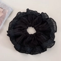 Détail d'un chouchou en mousseline plissée noire avec bordure en dentelle délicate - Noir
