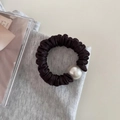 Detalle de coletero plisado marrón de alta elasticidad con una gran perla blanca decorativa - 2# Café Oscuro - Coletero Perla