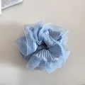Vue détaillée du chouchou en organza bleu clair avec volants plissés et texture transparente - Bleu