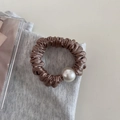 Detalle de un coletero de satén champán con una gran perla blanca elegante y redonda - 4# Caqui - Coletero Perla