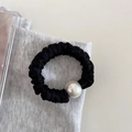 Detalle de un coletero de satén negro plisado con un adorno de perla blanca brillante - 1# Negro - Coletero Perla