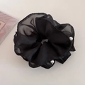 Detalle del coletero de malla negra de varias capas con perlas blancas finas - Negro