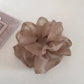 Detalle de coletero de malla color champán con detalles de perlas blancas y suaves pliegues - Marrón