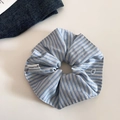 Détail d'un chouchou à rayures bleues avec étiquette Happiness et petit nœud - Style Étiquette Bleu Clair