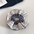Détail du chouchou à rayures bleues avec bords en dentelle blanche multicouche - Style Dentelle à Rayures Verticales Gris Foncé