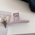 Detailed close-up of a light purple square hair claw clip with golden metal spring - Bar Style / Taro Pink