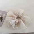 Coletero francés oversize de malla blanca con interior de satén y bordes ondulados - Beige