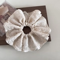 Scrunchie vintage francese in pizzo beige con ricami floreali su superficie di legno - Stile Ricamo Pizzo Beige / Beige