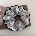 Scrunchie vintage in pizzo francese con ricamo floreale in contrasto nero e beige - Base Nera Con Stile Pizzo Ricamato Bianco / Nero