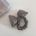 Λεπτομερής όψη του γκρι σατέν scrunchie με φιόγκο για κομψά χτενίσματα αλογοουράς - Γκρι Πράσινο