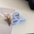 Detail shot of the twisted baby blue hair claw clip with its internal metal spring - Twist Knot Style / Creamy Blue