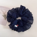 Detalle de scrunchie azul marino con lunares, etiqueta artesanal y botón de corazón rojo - 3# Azul Marino
