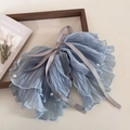 Dettaglio di elastico per capelli blu pieghettato con perle bianche e nastro di raso - Fermaglio con Nastro Blu