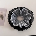 Detalle de un elegante coletero de encaje blanco y negro con bordado de lunares finos - Coletero de Lunares Negros Estilo Cintura