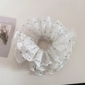 Detalle del coletero de encaje blanco con lunares y elegantes bordes de hilo plateado - Coletero de Lunares Blancos Estilo Cintura