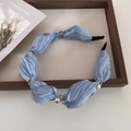 Détail du serre-tête en tissu plissé bleu clair orné de perles sur plateau en bois - Serre-tête Perle Bleu
