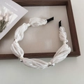 Détail d'un serre-tête en mousseline blanche plissée avec des perles et des strass - Serre-tête en perles blanches