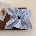 Détail d'un chouchou à rayures bleu clair avec tissu transparent et nœud en métal doré - Rayé Bleu (Avec Nœud en Métal)