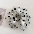Vue détaillée d'un chouchou en tulle blanc à pois noirs avec texture mesh double couche - Blanc