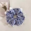 Dettaglio dell'elastico per capelli a righe blu con bordo in pizzo bianco all'uncinetto - Scrunchie in Pizzo Blu a Pois