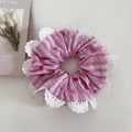 Dettaglio dell'elastico per capelli a righe rosa con pizzo e piccoli pon pon morbidi - Scrunchie in Pizzo Rosa a Pois