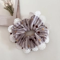 Dettaglio dell'elastico a righe con pompon rossi e bordo in pizzo bianco - Scrunchie in Pizzo Caffè a Pois