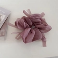 Vue détaillée du chouchou en organza rose poudré avec une texture plissée délicate - Rose