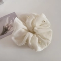 Detalle del coletero de organza blanco crema con delicados bordados florales - Beige