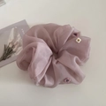 Detalle de un coletero de organza rosa con bordado floral delicado y textura fina - Rosa