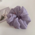Detalle de coletero de tul púrpura con delicado bordado floral en rosa y blanco - Morado