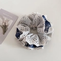 Dettaglio dell'elastico per capelli a quadretti blu e pizzo bianco stile coreano - Scrunchie Arricciato Sottile