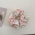 Detail eines weißen Scrunchie mit bunten Herzmustern und strukturiertem Stoff - Bunte Herzen (Schmale Taille Stil)