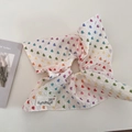 Nahaufnahme von Waffel-Scrunchie mit bunten Herzen und einem handgefertigten Stoffetikett - Bunte Herzen (Quadratisches Tuch Stil)