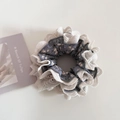 Détail d'un chouchou floral avec bords en dentelle et motif violet rétro élégant - Floral Bleu