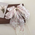 Détail d'une pince à cheveux avec nœud en mousseline florale et rubans multicouches - Rose Clair Fleuri