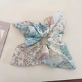 Dettaglio dell'elastico scrunchie patchwork floreale blu con motivi a quadri e geometrie - Stile Giuntato Fazzoletto Quadrato / Blu