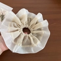 Coletero grande de gasa a cuadros con capas de organza blanca y tela plisada - Cuadros Albaricoque