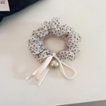 Dettaglio scrunchie in rete a pois bianchi con fiocco in nastro crema e ciondolo a perla - 2#Beige