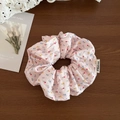 Gros plan sur chouchou rose à fleurs avec dentelle et étiquette de marque sur bois - Type standard / Floral Rose (Standard)