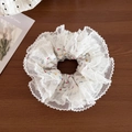 Détail d'un chouchou floral avec dentelle sur bois avec une carte de tulipes - Style en dentelle / Floral Blanc (Dentelle)