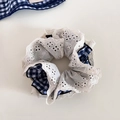 Elastico per capelli a quadretti blu navy con pizzo bianco e fiocco in stile retrò - Scrunchie Quadretti Navy Con Pizzo