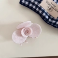 Dettaglio del fermaglio per capelli a forma di orchidea in acetato rosa con trama marmorea - Rosa Chiaro